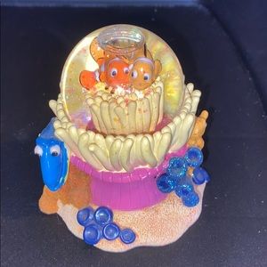 DISNEYs Nemo snow globe